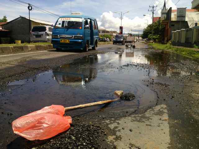 Pipa PDAM Bocor Akibatkan Jalan Rusak